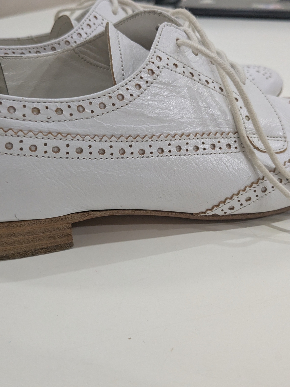 Prada White Leather Wingtip Brogue Oxfords EU 40 Made in Italy Lace Up